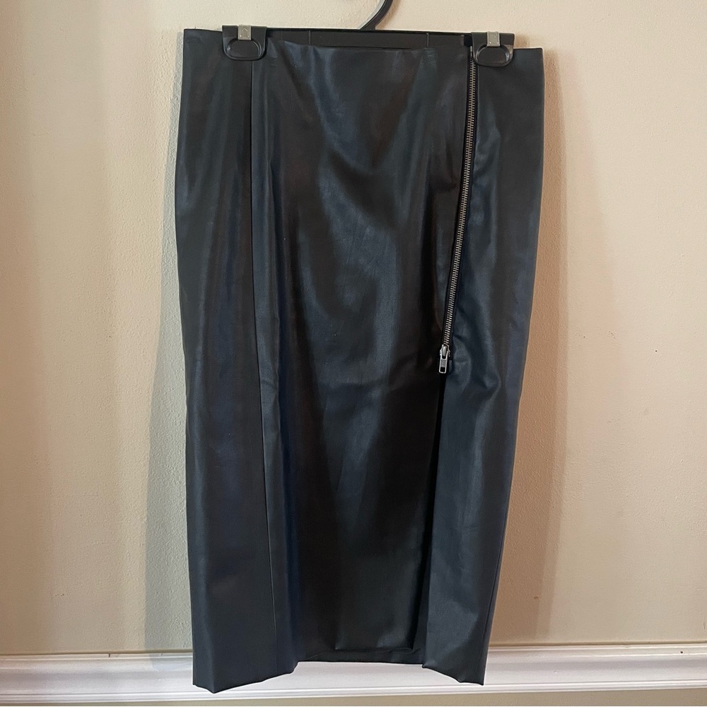 Tildon faux leather skirt size 6 never worn